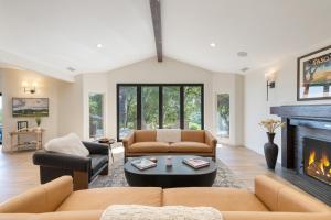 un soggiorno con divani e camino di Rancho Robles by AvantStay Vineyard Villa w Views Pool Privacy a Paso Robles