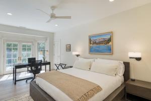 1 dormitorio con cama y escritorio. en Rancho Robles by AvantStay Vineyard Villa w Views Pool Privacy, en Paso Robles