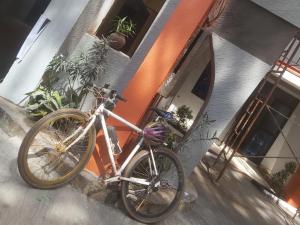 una bicicletta parcheggiata di fronte a un edificio di EQUATOR GATES HOTEL Bulega a Bulenga