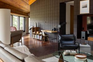 Prostor za sedenje u objektu Architects Dream Home - Secluded Mountain Retreat