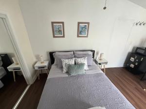 una camera da letto con un letto grande con due tavoli di Habitación luminosa y acogedora. a Hollywood