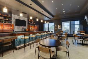 um bar com mesas e cadeiras num restaurante em Drury Inn & Suites Phoenix Chandler Fashion Center em Chandler