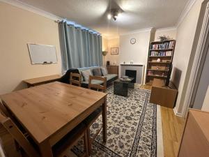 Ruang duduk di Cosy entire one bedroom hideaway