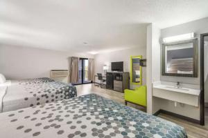 Habitación de hotel con 2 camas y lavamanos en Sonesta Essential Des Moines, en Des Moines