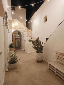 un pasillo con macetas en un edificio en Leccino Suite, en Matino