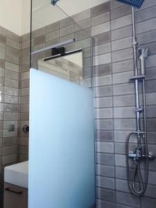 La salle de bains est pourvue d'une douche et d'un lavabo. dans l'établissement Villa Peskena's, à Potamós