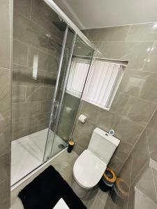 Koupelna v ubytování R-4 Newly Renovated Private self contained Room in Selly Oak Birmingham with own Kitchenette and shared bathroom between two rooms