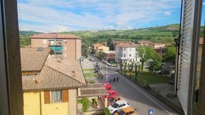een uitzicht op een stad met auto's geparkeerd op een straat bij Vintage Home Castello in Castellarano