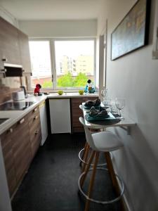 - une cuisine avec une table et deux chaises dans l'établissement HOME PARIS TOUR EIFFEL, à Paris