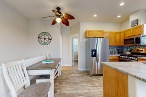Una cocina o zona de cocina en Lazy Lookout on Devils Lake