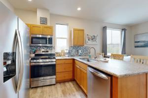Una cocina o zona de cocina en Lazy Lookout on Devils Lake