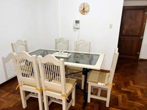 un tavolo con sedie e un lavandino in una stanza di Departamento Céntrico Tucumán 1B a San Miguel de Tucumán