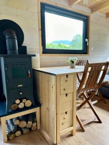 a stove in a room with a table and a chair at Tiny Home in Dejani