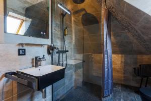 Koupelna v ubytování DreamStay Augsburg Traum Penthouse Göggingen + 30 fotografií