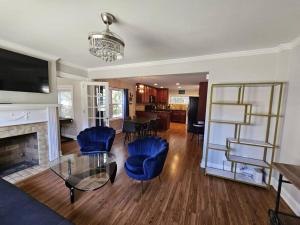 un salon avec des chaises bleues et une cheminée dans l'établissement Gorgeous 2BR home with Private Backyard, à Atlanta