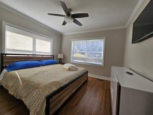- une chambre avec un lit et un ventilateur de plafond dans l'établissement Gorgeous 2BR home with Private Backyard, à Atlanta