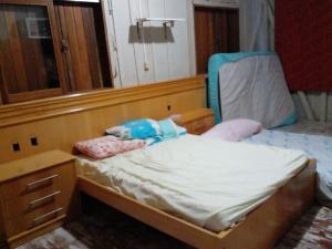 1 dormitorio pequeño con 1 cama y 1 silla en Casa de Campo em Santa Rosa - RS, en Santa Rosa