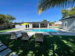 Πισίνα στο ή κοντά στο Renovated Villa Resort style pool, BBQ & Ping Pong patio