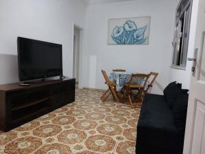 Μια τηλεόραση ή/και κέντρο ψυχαγωγίας στο Apartamento 3 quartos próximo BRT