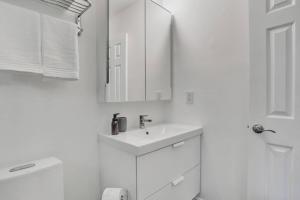 Salle de bains dans l'établissement Cozy Studio Apartment