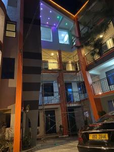 un edificio con luces encendidas en EQUATOR GATES HOTEL, en Bulenga