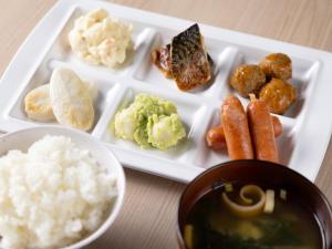 um prato de alimentos com arroz, carne e produtos hortícolas em APA Hotel Miyagi Furukawa-Ekimae em Osaki
