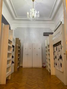 ein großes Zimmer mit Schließfächern und einem Kronleuchter in der Unterkunft F & A APARTMENT in Baku