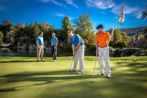 - un groupe d'hommes jouant au golf sur un parcours dans l'établissement Luxe 10 guest Ski Cabin Pools/Golf/Tennis/Gym/Hike, à Vernon Township