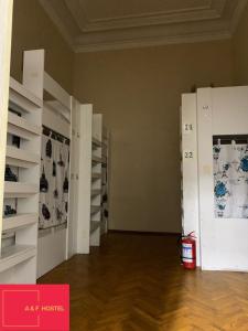 ein leeres Zimmer mit weißen Regalen mit Schuhen drauf in der Unterkunft F & A APARTMENT in Baku