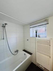Ένα μπάνιο στο OVERNIGHT Apartment No2 - Studio, Küche, Netflix