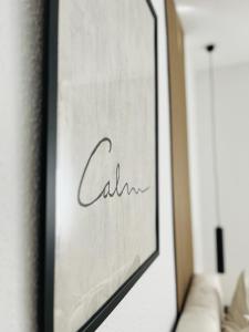una imagen de la palabra calamina en una pared en OVERNIGHT Apartment No2 - Studio, Küche, Netflix en Hannover