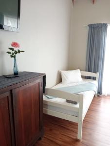 a bedroom with a bed and a vase with a flower at Wapadrand Guest Suite in Pretoria