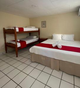 Habitación con 2 camas y 1 litera en Hotel Ocean View, en San Juan del Sur