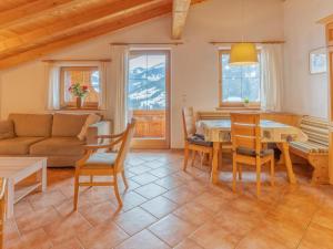 een woonkamer met een bank en een tafel en stoelen bij Haus Fernwald Top Jill in Alpbach