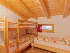 een slaapkamer met een stapelbed in een hut bij Haus Fernwald Top Jill in Alpbach