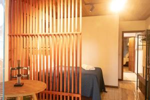 Schlafzimmer mit einem Bett und einer Holzwand in der Unterkunft Apartamento Pituba Jardim in Itacaré