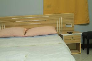 Ein Bett oder Betten in einem Zimmer der Unterkunft EQUATOR GATES HOTEL
