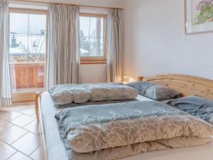 2 Einzelbetten in einem Schlafzimmer mit Fenster in der Unterkunft Haus Fernwald Top Tim in Alpbach
