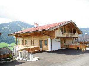 ein Holzhaus mit einer Veranda und einem Balkon in der Unterkunft Haus Fernwald Top Tim in Alpbach