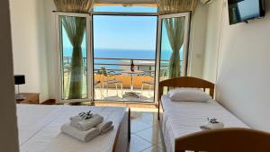 Un pat sau paturi într-o cameră la Sea La Vie Apartments