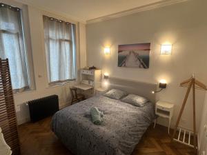 - une chambre avec un lit et 2 fenêtres dans l'établissement La petite place de la Porte d'Arras, à Lille