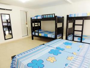 聖安德烈斯的住宿－Limsor Aphotel，一间卧室配有两张双层床,床蓝色和黄色