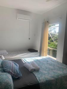 Tempat tidur dalam kamar di Ap perto da praia, garagem privativa e wifi
