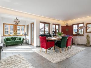 uma sala de estar com uma mesa e cadeiras vermelhas em Chalet one em Kitzbühel