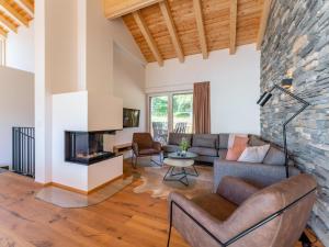 un salon avec un canapé et une cheminée dans l'établissement Atemlos Mountain Chalet, à Turracher Höhe