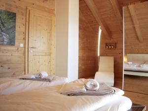 Chalet Bergoase في Elsenbrunn: غرفة نوم عليها سرير وفوط