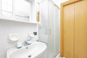 y baño con lavabo blanco y ducha. en CasaBlanca, en Lecco