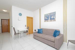 sala de estar con sofá y mesa en CasaBlanca, en Lecco