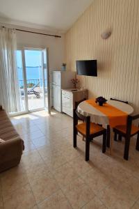 Televízia a/alebo spoločenská miestnosť v ubytovaní Apartments by the sea Rogoznica - 7499