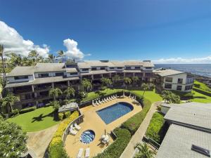 een luchtzicht op een resort met een zwembad bij Makahuena 1204 Ocean View in Koloa
